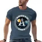 T-shirt homme avec logo Apollo NASA, illustration de la mission spatiale, planète Terre et Soleil, style décontracté, parfait pour les amateurs d'astronomie et de science.