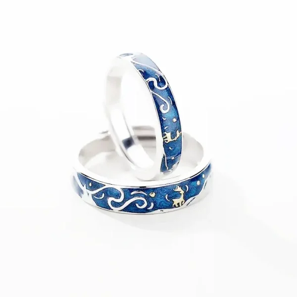 Anéis de aço com motivo oceânico azul e dourado, perfeitos para os amantes de ciência e decoração inspirada no mar.
