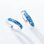 Anéis de prata com motivo oceânico em esmalte azul, inspirados pelo mar e pelas ondas, perfeitos para os amantes de temas marinhos e design elegante.