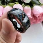 Anel científico em resina com inclusões coloridas, moderno e original, perfeito para os amantes de ciência e design único.