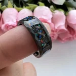 Anel em resina com brilhos coloridos, ideal para decoração ou como acessório científico.