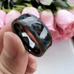 Anel cósmico em resina com inclusões de astros, perfeito para os amantes de astronomia e joias originais.