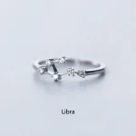 Anel de prata com símbolo de Libra formado por pequenas estrelas de cristal, delicado e elegante.