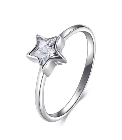 Anel de prata com pedra em forma de estrela, elegante e refinado, ideal para os amantes de joias inspiradas na astronomia e na ciência.