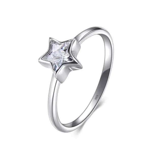 Anel de prata com pedra em forma de estrela, elegante e refinado, ideal para os amantes de joias inspiradas na astronomia e na ciência.