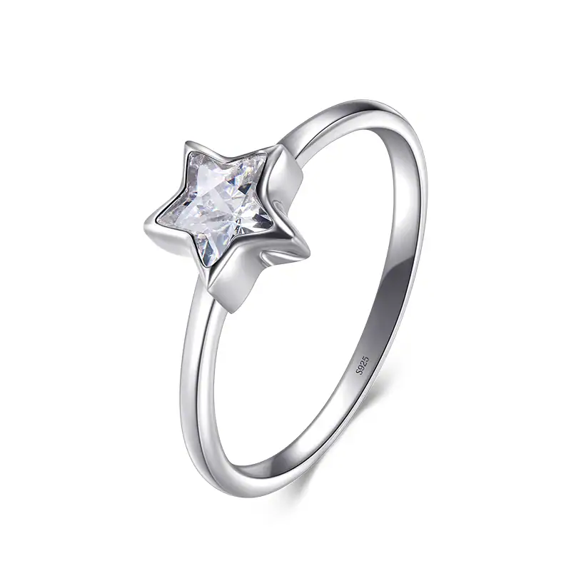 Anel de prata com pedra em forma de estrela, elegante e refinado, ideal para os amantes de joias inspiradas na astronomia e na ciência.