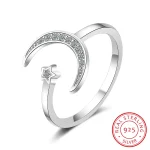 Anel de prata esterlina 925 com estrela e lua, adornado com cristais brilhantes, design elegante e moderno, ideal para os amantes de joias inspiradas na astronomia.