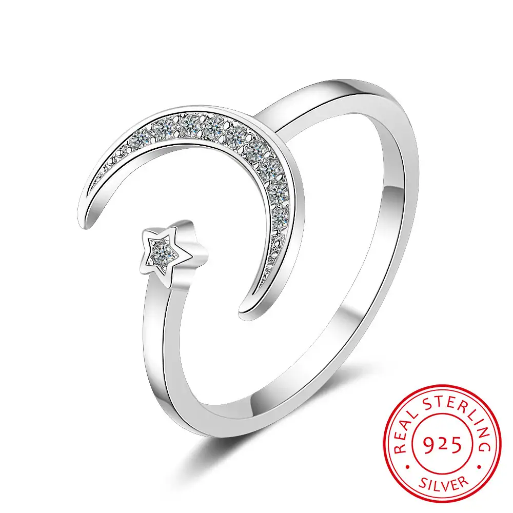 Anel de prata esterlina 925 com estrela e lua, adornado com cristais brilhantes, design elegante e moderno, ideal para os amantes de joias inspiradas na astronomia.