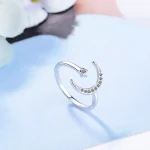 Pendente em forma de lua e estrela, em prata esterlina com cristais brilhantes, ideal para uma decoração ou joia inspirada na astronomia.