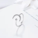 Anel em forma de lua e estrela adornado com cristais, símbolo de sonho e elegância, ideal para uma decoração de joia científica ou artística.
