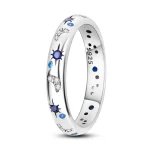 Anel de prata com detalhes de estrelas azuis, cristais e desenhos lunares, vista frontal, com detalhes brilhantes e acabamento polido.