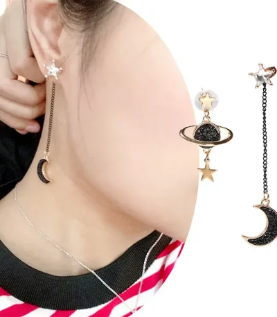 Brincos pendentes com estrelas, lua e planeta.