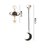 Alfinetes de decoração com padrões celestes, estrelas e lua em metal dourado e pedras pretas, perfeitos para acessórios ou decoração.