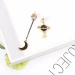 Alfinetes de orelha com padrões de planetas e lua, design cósmico elegante.