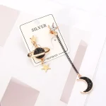 Pulseira cósmica com pingente de planeta, estrelas e lua, joia em prata esterlina 925, perfeita para os amantes de astronomia e de estilo único.