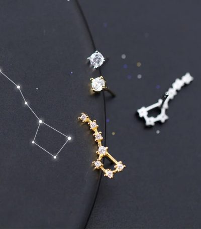 Pingente estrela e constelação em joias de astrologia, com pedras brilhantes e um design delicado, perfeito para os amantes de astronomia e joias elegantes.
