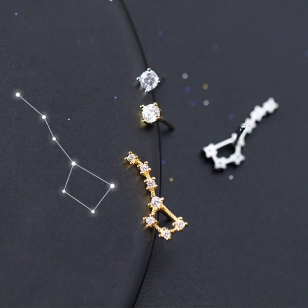 Pingente estrela e constelação em joias de astrologia, com pedras brilhantes e um design delicado, perfeito para os amantes de astronomia e joias elegantes.