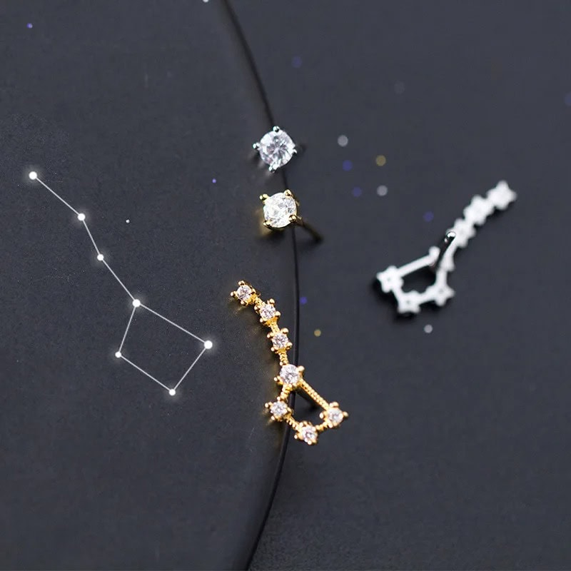brincos-constelacao-da-ursa-maior-1 Pingente estrela e constelação em joias de astrologia, com pedras brilhantes e um design delicado, perfeito para os amantes de astronomia e joias elegantes.
