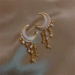 Joias de lua e estrelas com cristais para um estilo elegante e místico.