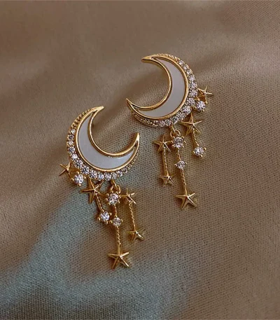 Joias de lua e estrelas com cristais para um estilo elegante e místico.
