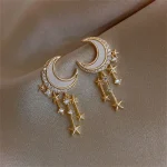 Joias de lua e estrelas em ouro com cristais, design elegante e de fantasia, perfeito para complementar um traje ou oferecer um presente original.