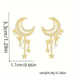 Óculos de orelha em forma de crescente dourado com estrelas pendentes, decorados com pequenas pedras brilhantes, perfeitos para um estilo original e feérico.
