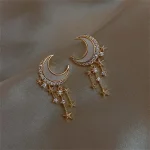 Brincos em forma de crescente de lua com estrelas pendentes, joias de fantasia inspiradas na astronomia, perfeitos para um toque celestial.