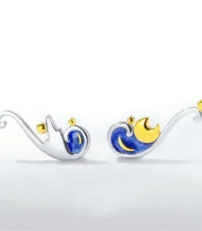 Acessório de decoração celeste em metal prateado e dourado com motivos de nuvens e lua.