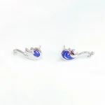 Pingentes em forma de ondas marinhas em prata com detalhes em esmalte azul, perfeitos para uma decoração ou uma joia inspirada no mar.
