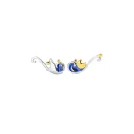 Pingente estrela e lua em metal prateado e ouro amarelo, design elegante com detalhes coloridos azuis e dourados, perfeito para uma decoração ou uma joia original.
