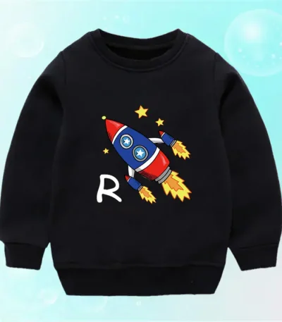 Sweatshirt para criança preto com padrão de foguete colorido e estrelas, perfeito para os amantes de ciência e astronomia. Confortável e moderno, ideal para jovens apaixonados por espaço.