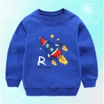 Roupa para criança com padrão de foguete e estrelas, cor azul, estilo lúdico e educativo.