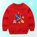 Roupa para criança vermelha com padrão de foguete e estrelas, perfeita para os amantes de astronomia e ciência.