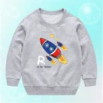 Roupa para criança cinza com ilustração de foguete colorido e estrelas, perfeita para os amantes de ciência e astronomia.