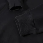 Camisola preta em algodão com punhos canelados para um estilo casual e confortável. Perfeito para um traje casual ou para adicionar um toque simples ao seu visual diário.