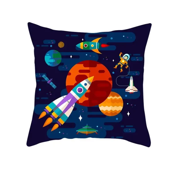 Ilustração colorida de foguetes, astronauta, planetas e estrelas em uma almofada de espaço para decoração infantil.
