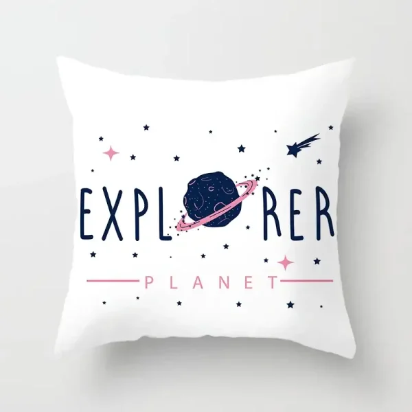 Almofada branca com ilustração de planeta, estrelas e foguete, com a palavra 'Explorar' e 'Planeta' em destaque.