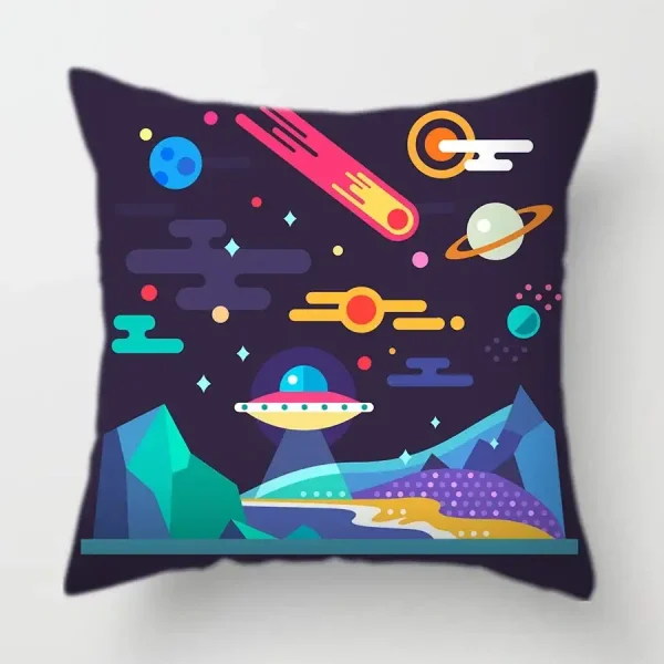 Almofada decorativa com ilustração de espaço, planetas, estrelas, nave e montanhas em cores vibrantes.