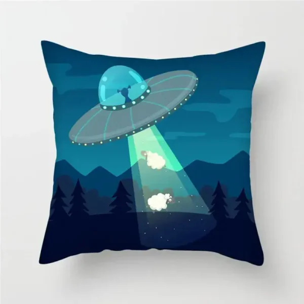 Ilustração de UFO com luzes verdes a emitir raios sobre uma floresta, com montanhas ao fundo, em cores azuis e verdes, em uma almofada decorativa.