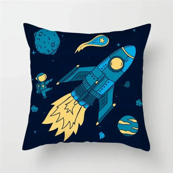 Almofada azul escura com ilustração de foguete, astronauta, planetas e estrelas no espaço.