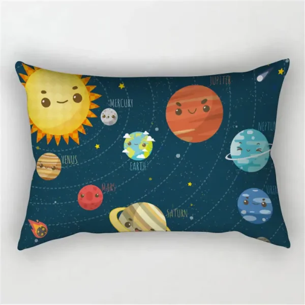 Almofada decorativa com os planetas do sistema solar em estilo cartoon, incluindo o Sol, Mercúrio, Vénus, Terra, Marte, Júpiter, Saturno, Urano e Neptuno, com fundo estrelado.