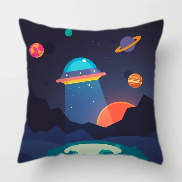Almofada com ilustração de espaço, planetas, estrelas, uma nave e uma paisagem montanhosa ao pôr do sol.