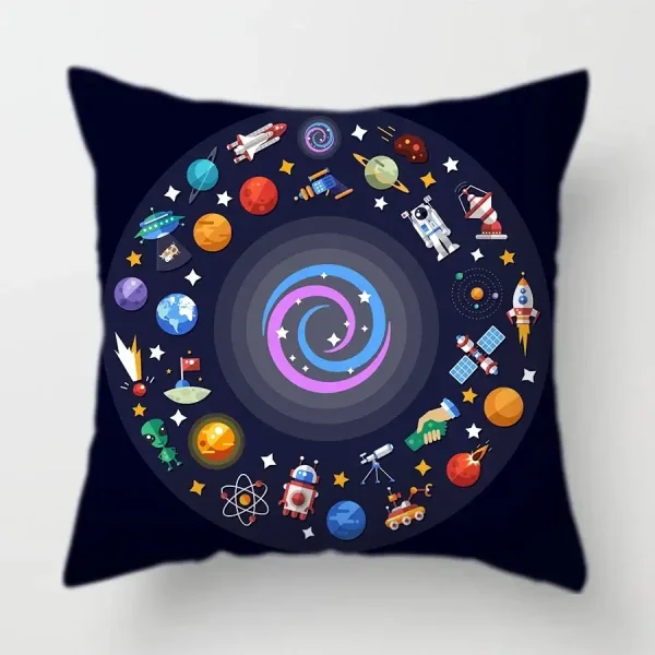 Almofada azul escura com ilustrações de planetas, foguetes, satélites e astronautas em volta de um espiral central.