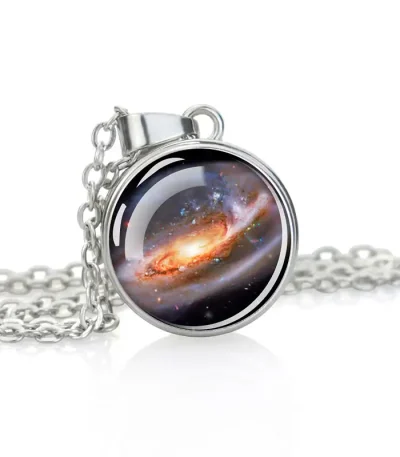 Pingente redondo com imagem de uma galáxia, acessório de decoração inspirado no universo, ideal para amantes de astronomia e ciência.