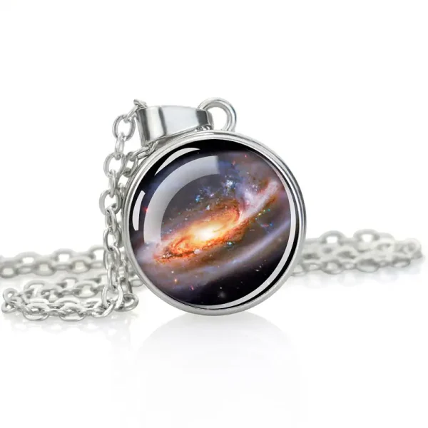 Pingente redondo com imagem de uma galáxia, acessório de decoração inspirado no universo, ideal para amantes de astronomia e ciência.