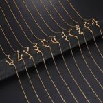 Colares em ouro com pingentes de constelações zodiacais, perfeitos para os amantes de astrologia e joias elegantes.