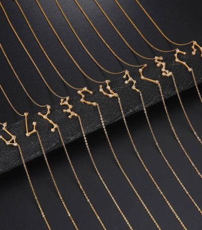 Colares em ouro com pingentes de constelações zodiacais, perfeitos para os amantes de astrologia e joias elegantes.