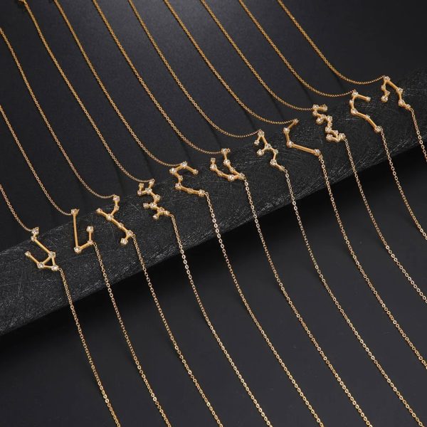 Colares em ouro com pingentes de constelações zodiacais, perfeitos para os amantes de astrologia e joias elegantes.
