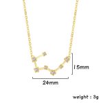 Colar com pingente de constelação em ouro adornado com diamantes, medindo 24mm de largura e 15mm de altura, peso 3g, perfeito para um toque científico e elegante.