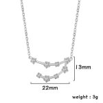 Colar em prata com pingente representando uma constelação, medindo 22 mm de largura e 13 mm de altura, adornado com pequenas pedras brilhantes. Perfeito para os amantes de astronomia e joias originais.